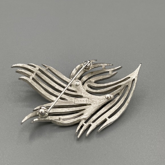 Vintage 1960s Trifari Silver-Tone Flame Brooch‎ | Sculptural Mid-Century Design - Picture 4 of 4